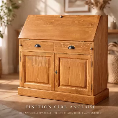 Secrétaire en pin massif en cire anglaise, une cire d'abeille naturelle, typique du style anglais.