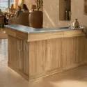Comptoir de bar en angle fabriqué en chêne massif et zinc - Uninterieur