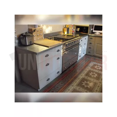Cuisine sur-mesure en pin massif - Zinc véritable - 20 éléments